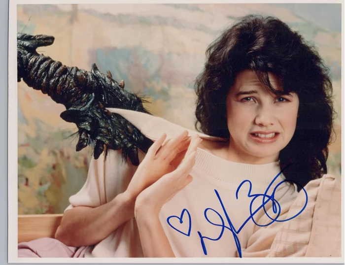 Daphne Zuniga autograph