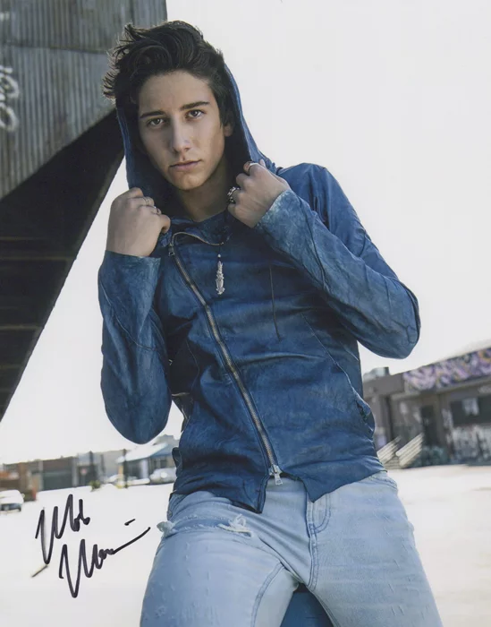 Milo Manheim autograph