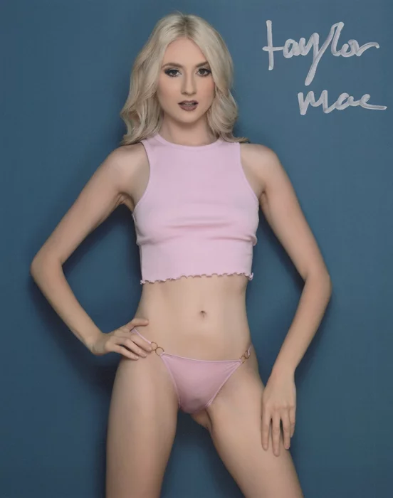 Taylor Mae autograph