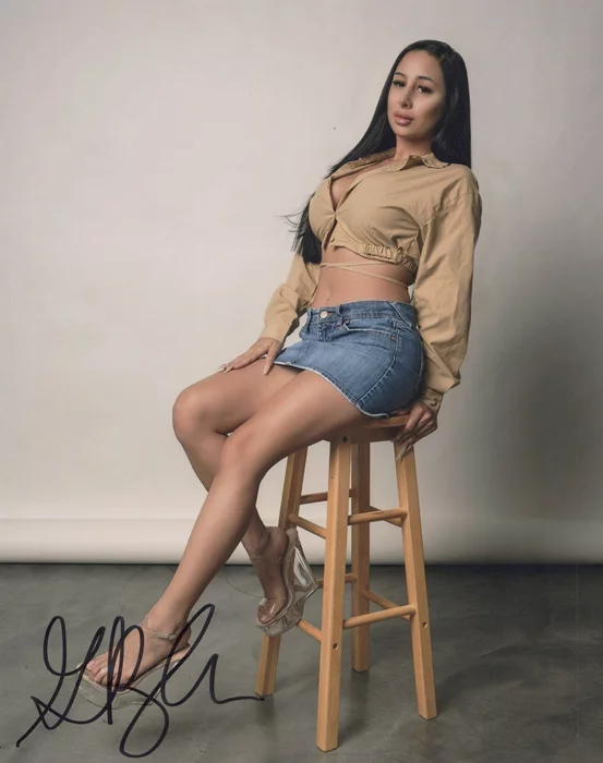 Genesis Ruiz autograph