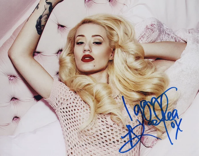 Iggy Azalea autograph
