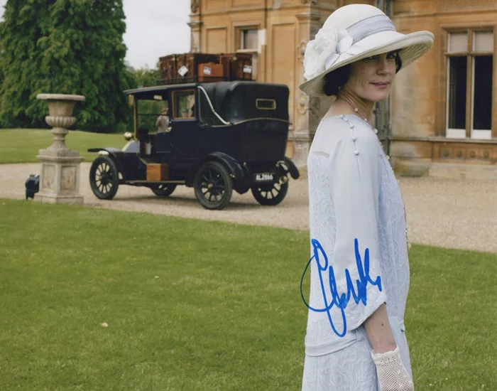 Elizabeth McGovern autograph