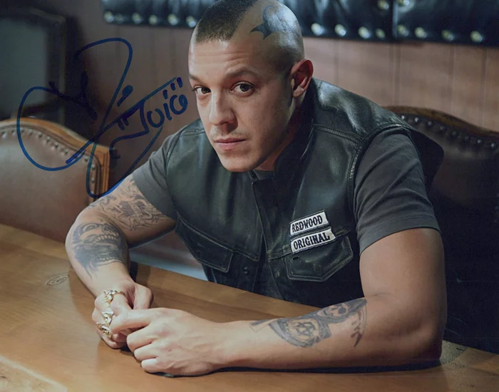 Theo Rossi autograph
