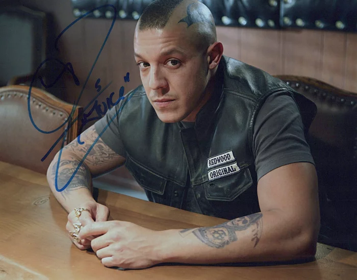 Theo Rossi autograph