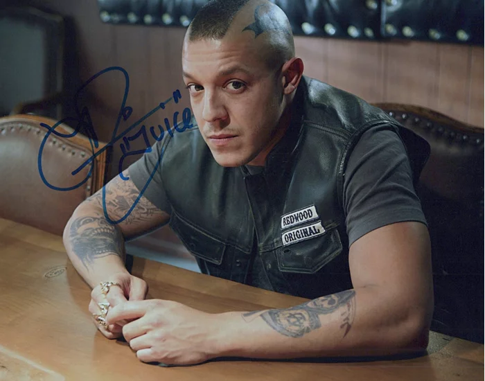 Theo Rossi autograph