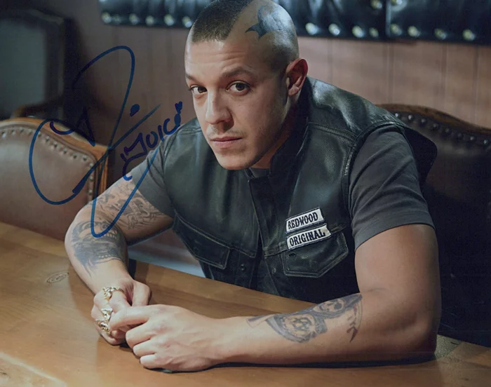 Theo Rossi autograph