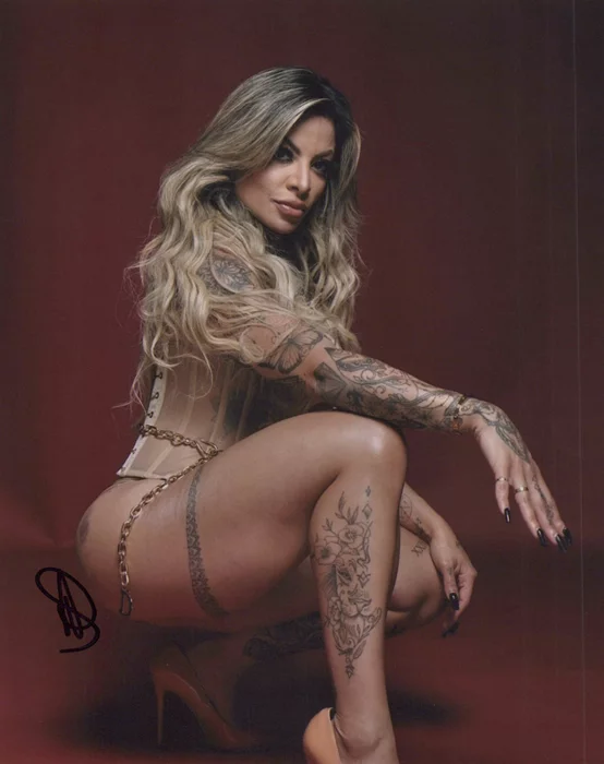 Vivyy Ferrari autograph