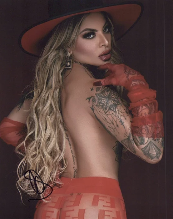 Vivyy Ferrari autograph