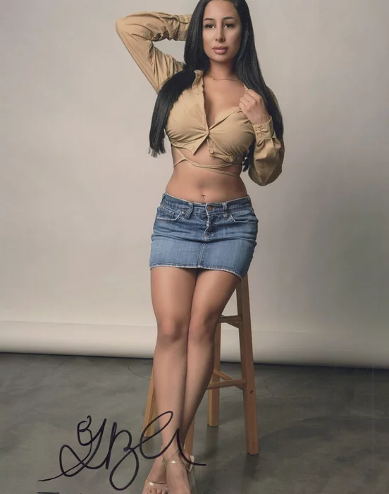 Genesis Ruiz autograph