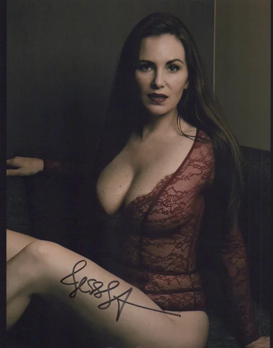 Jess Leeann autograph