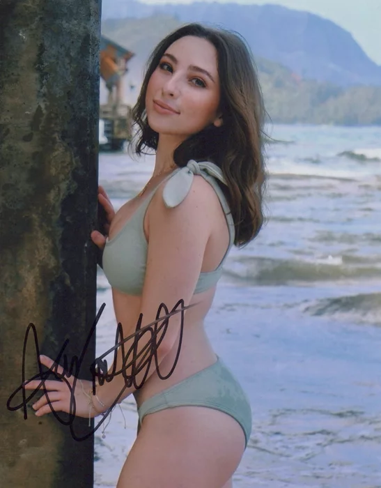 Ava Cantrell autograph