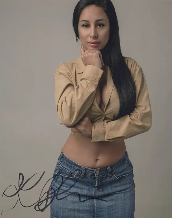 Genesis Ruiz autograph