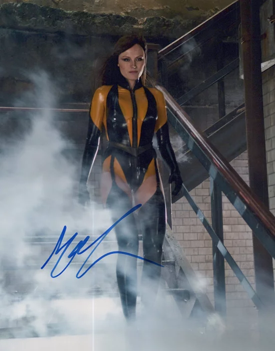 Malin Akerman autograph