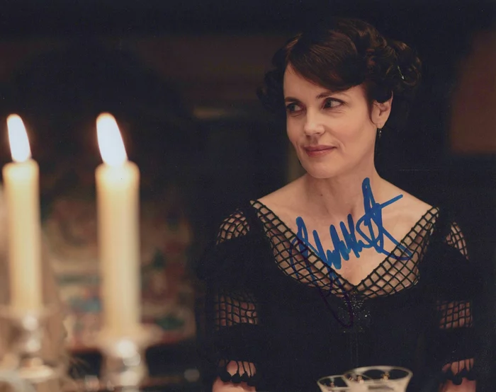 Elizabeth McGovern autograph