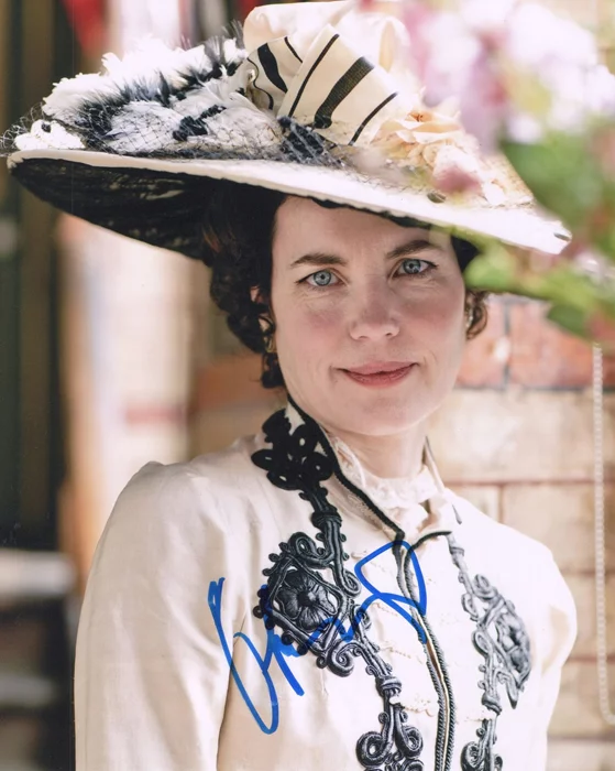 Elizabeth McGovern autograph