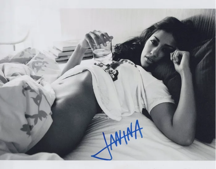 Janina Gavankar autograph