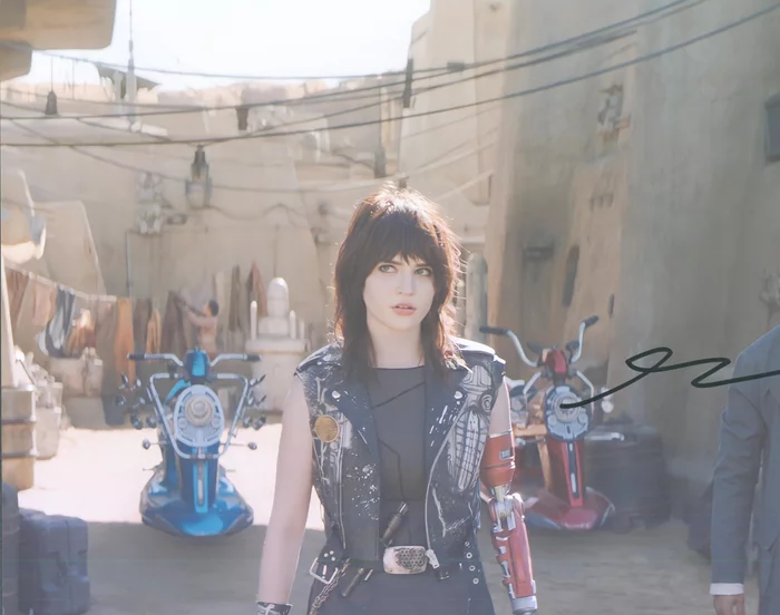 Sophie Thatcher autograph