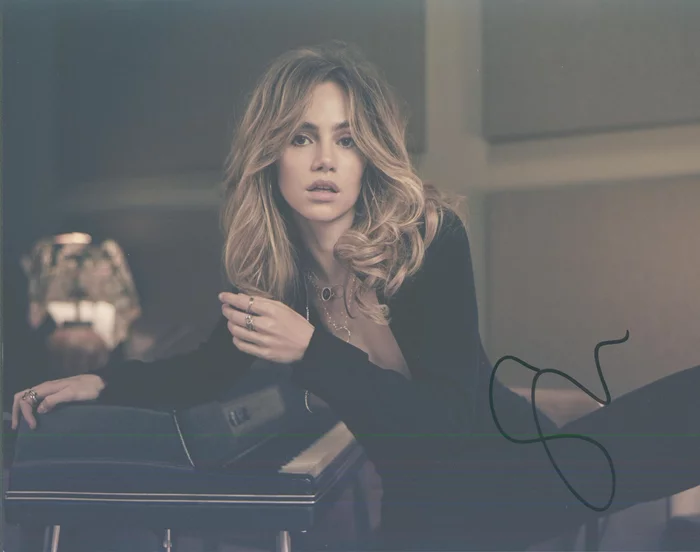Suki Waterhouse autograph