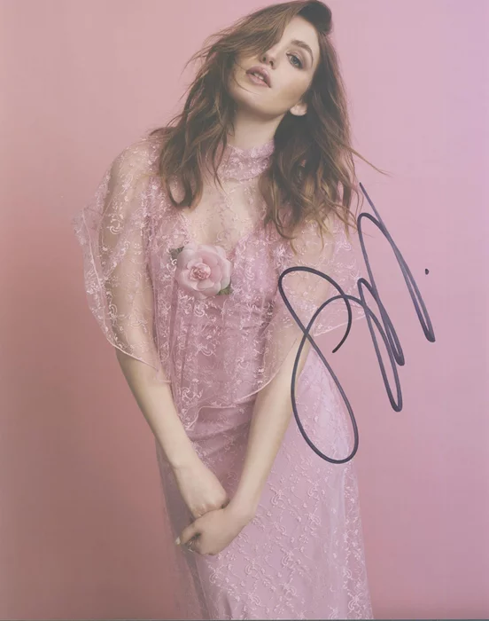Sophie Nelisse autograph