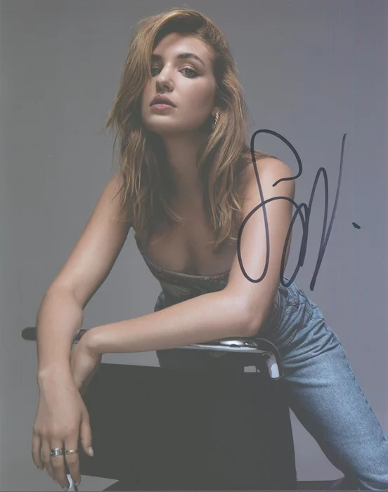 Sophie Nelisse autograph