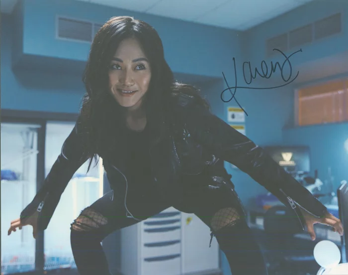Karen Fukuhara autograph
