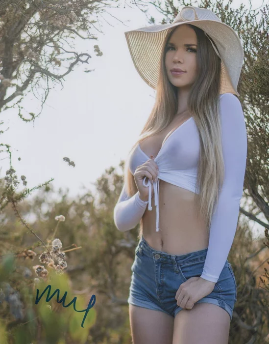 Morgan Lux autograph