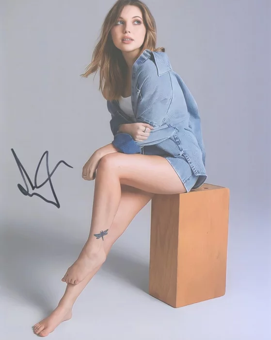 Sammi Hanratty autograph