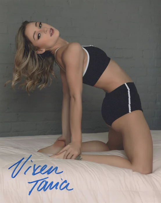 Vixen Tavia autograph