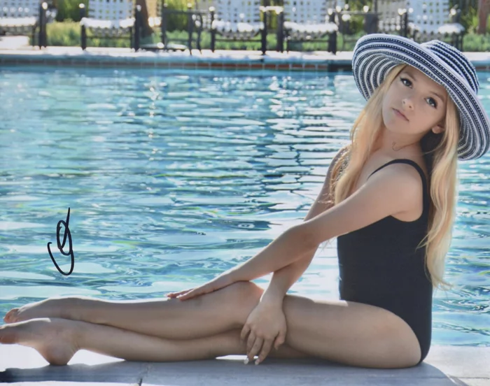 Coco Quinn autograph