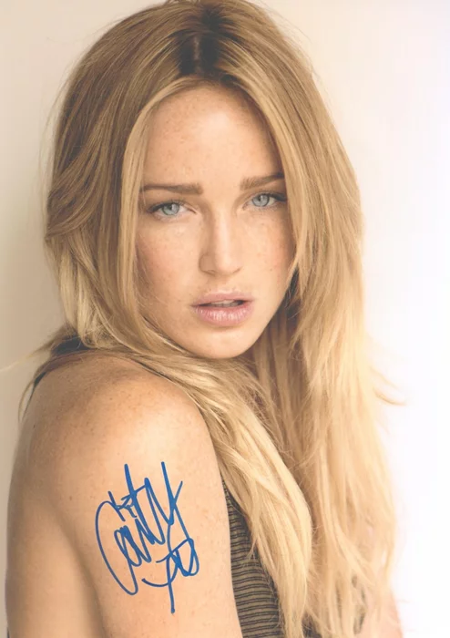 Caity Lotz autograph