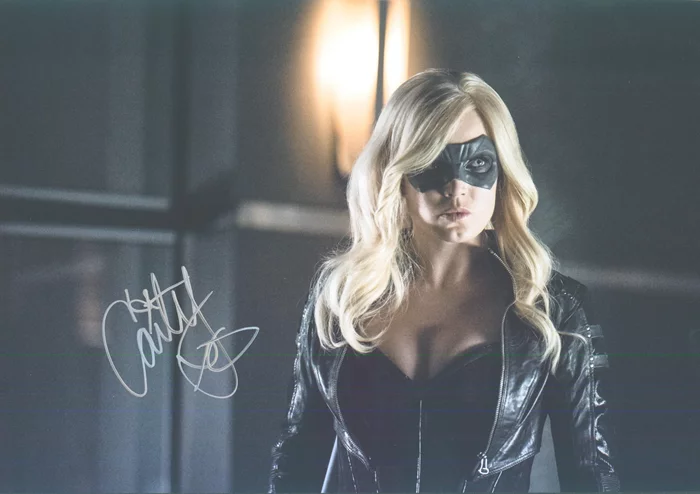 Caity Lotz autograph