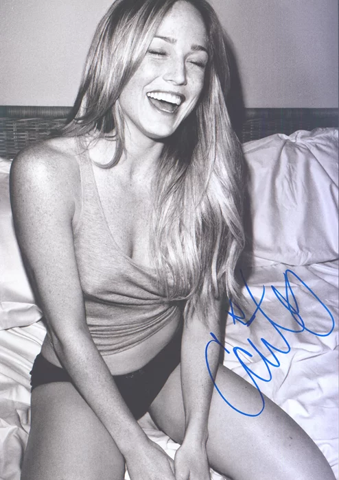 Caity Lotz autograph