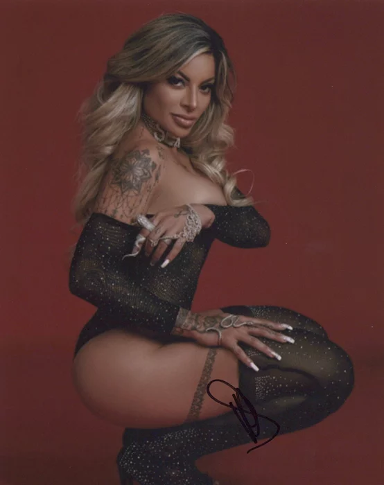 Vivyy Ferrari autograph