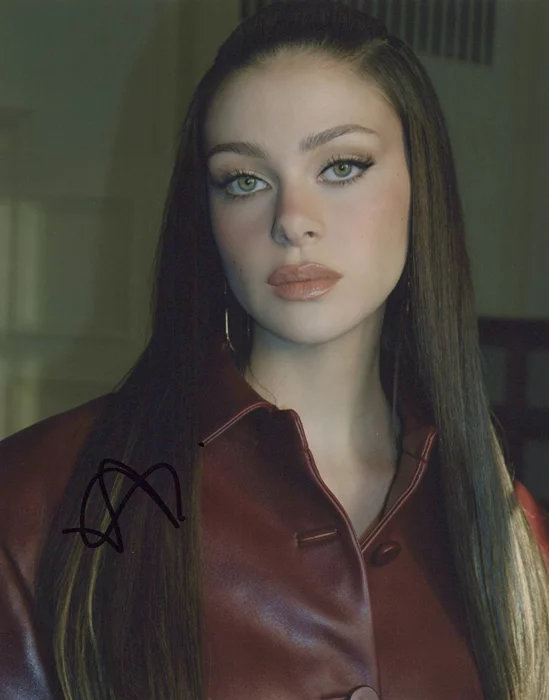 Nicola Peltz autograph