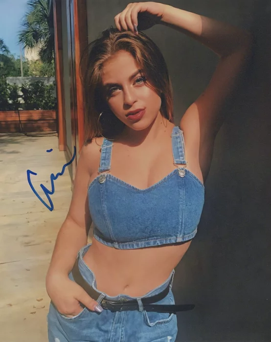 Ariel Martin autograph