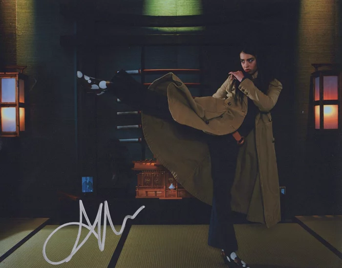 Amber Midthunder autograph