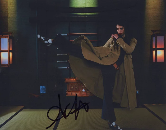 Amber Midthunder autograph