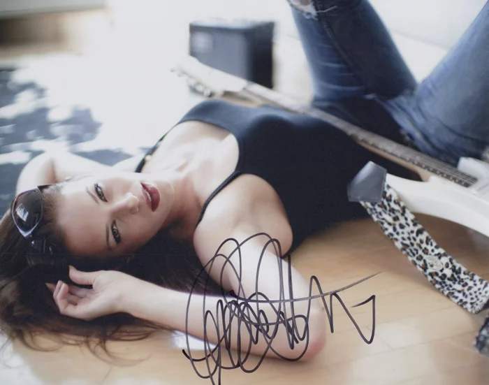 Amanda Righetti autograph