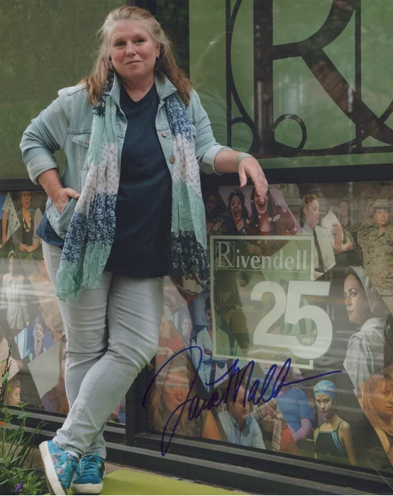 Tara Mallen autograph
