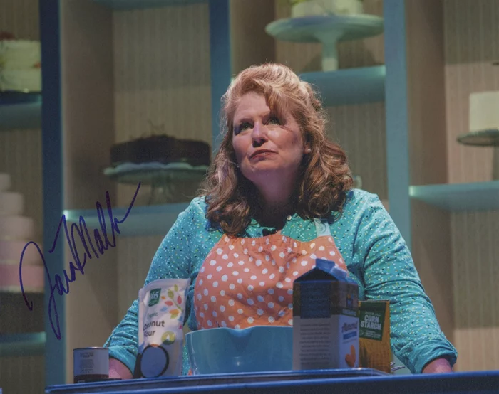 Tara Mallen autograph