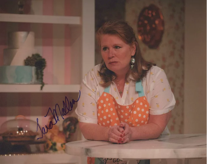 Tara Mallen autograph