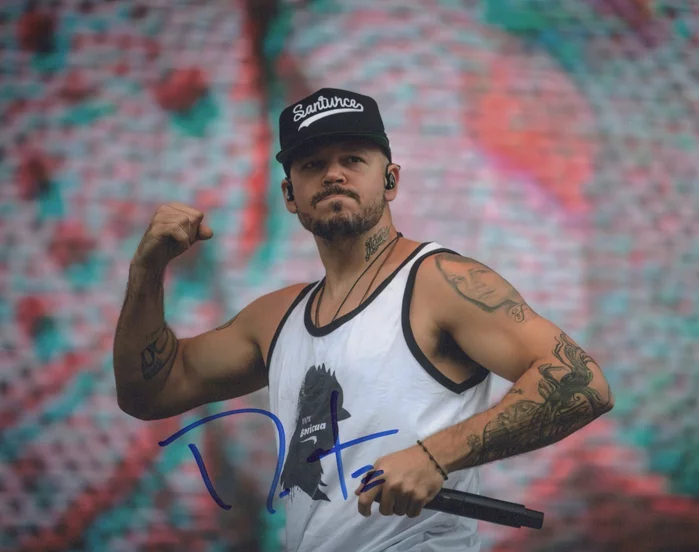 Residente autograph