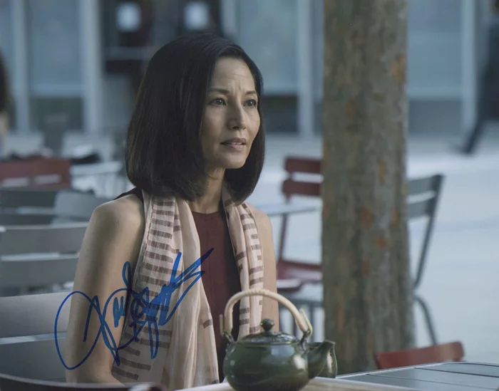 Tamlyn Tomita autograph