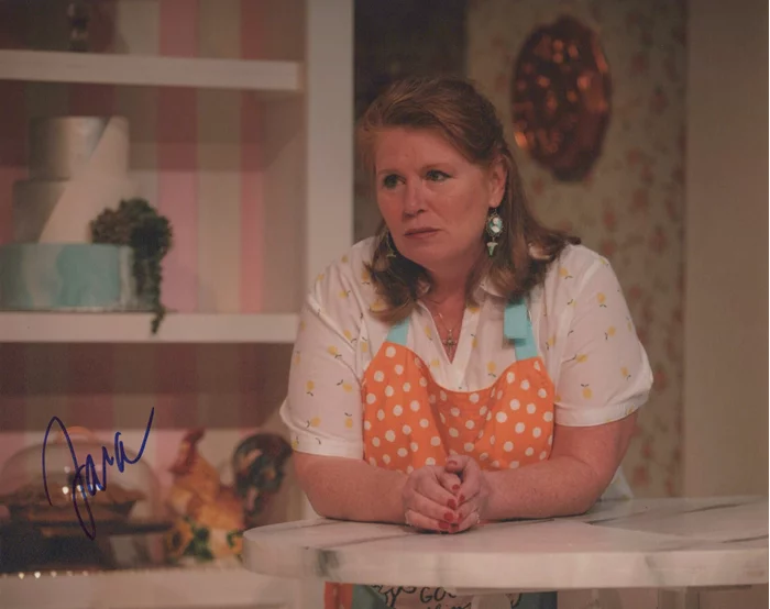 Tara Mallen autograph