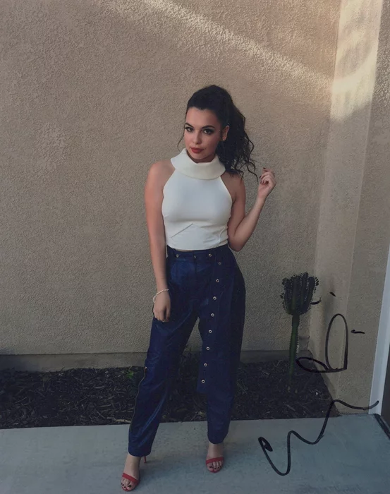 Isabella Gomez autograph