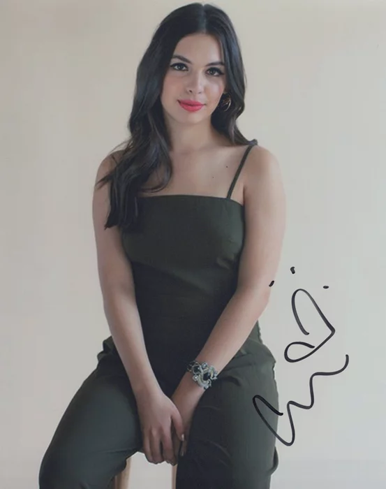 Isabella Gomez autograph