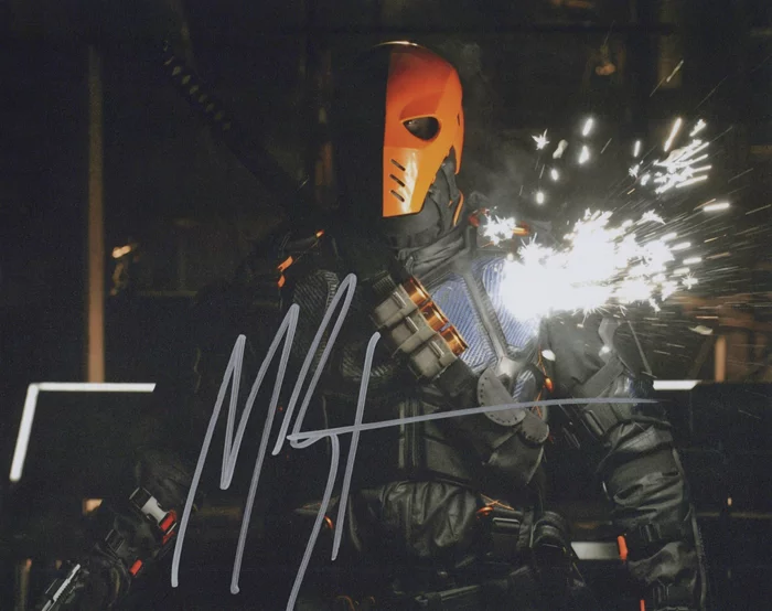 Manu Bennett autograph