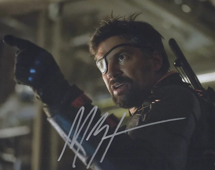 Manu Bennett autograph
