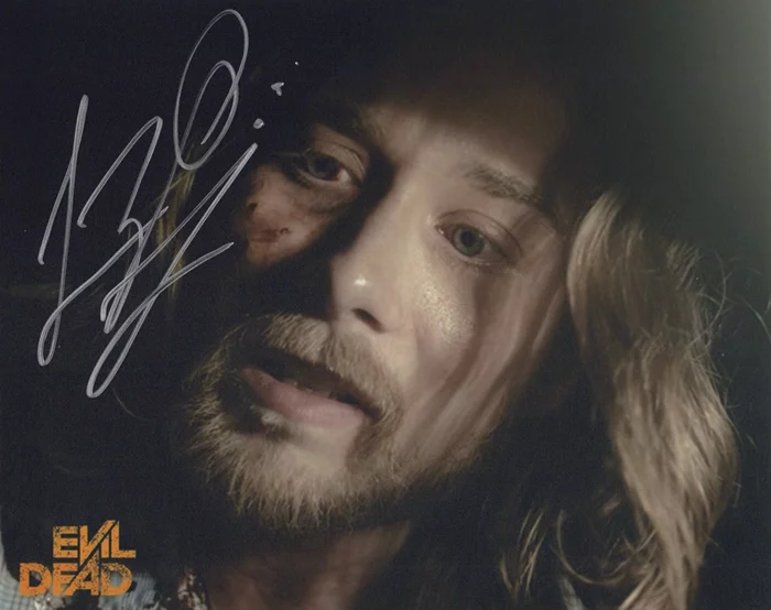 Lou Taylor Pucci autograph