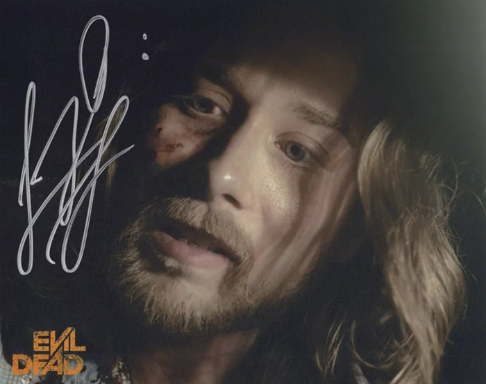 Lou Taylor Pucci autograph